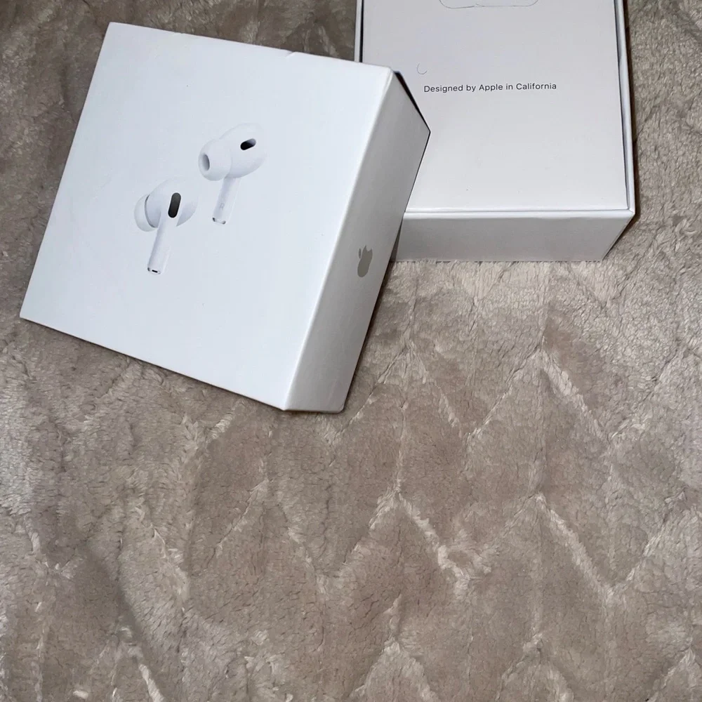 Apple White Earbuds with Charging Case